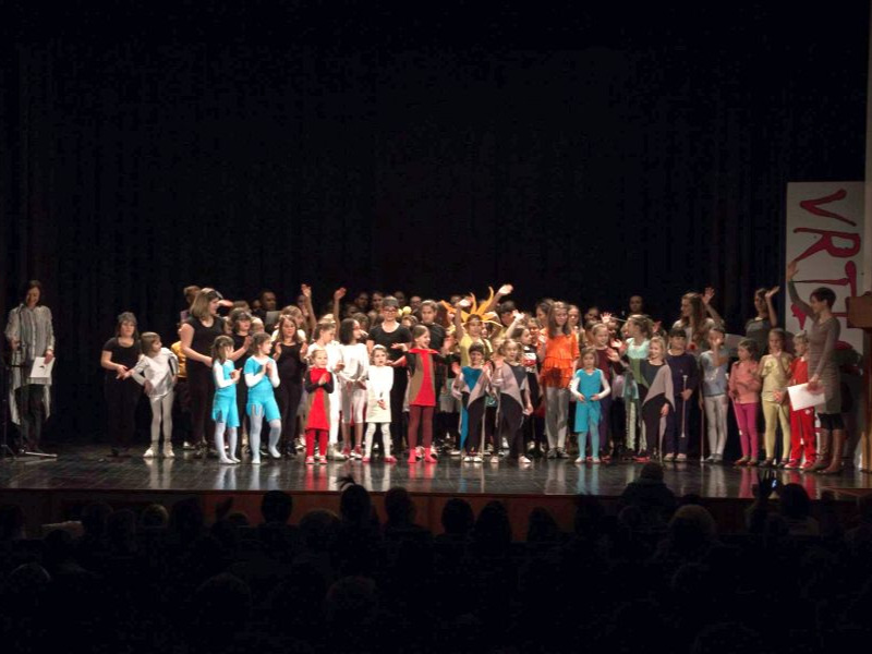 13. območna revija plesnih skupin: V plesnem vrtincu